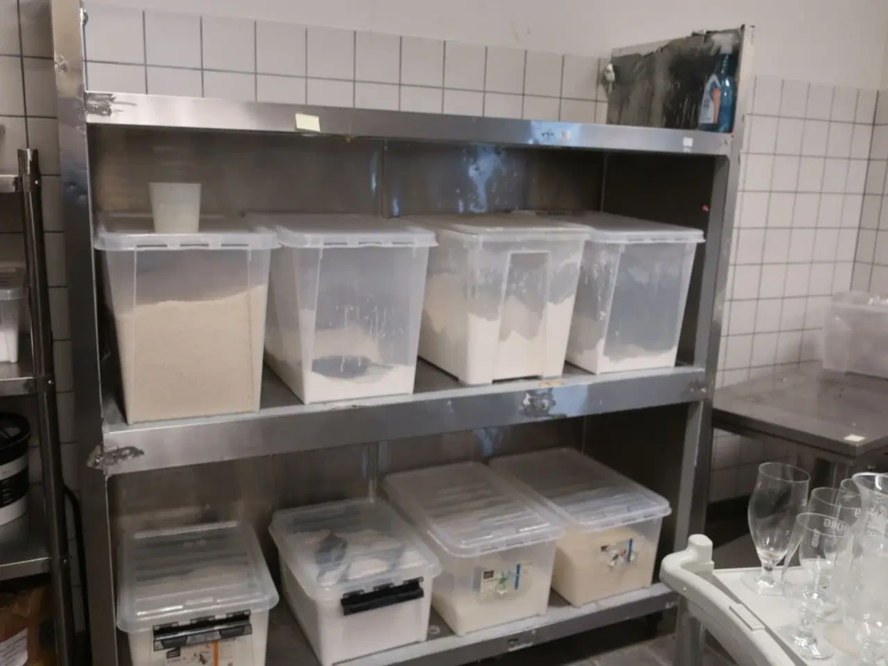 Billede 1 - Reol med indhold