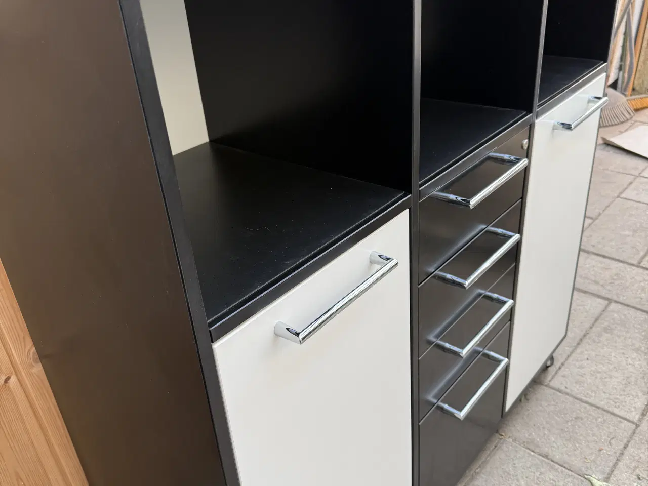 Billede 2 - Sort kontorreol, hvide låger