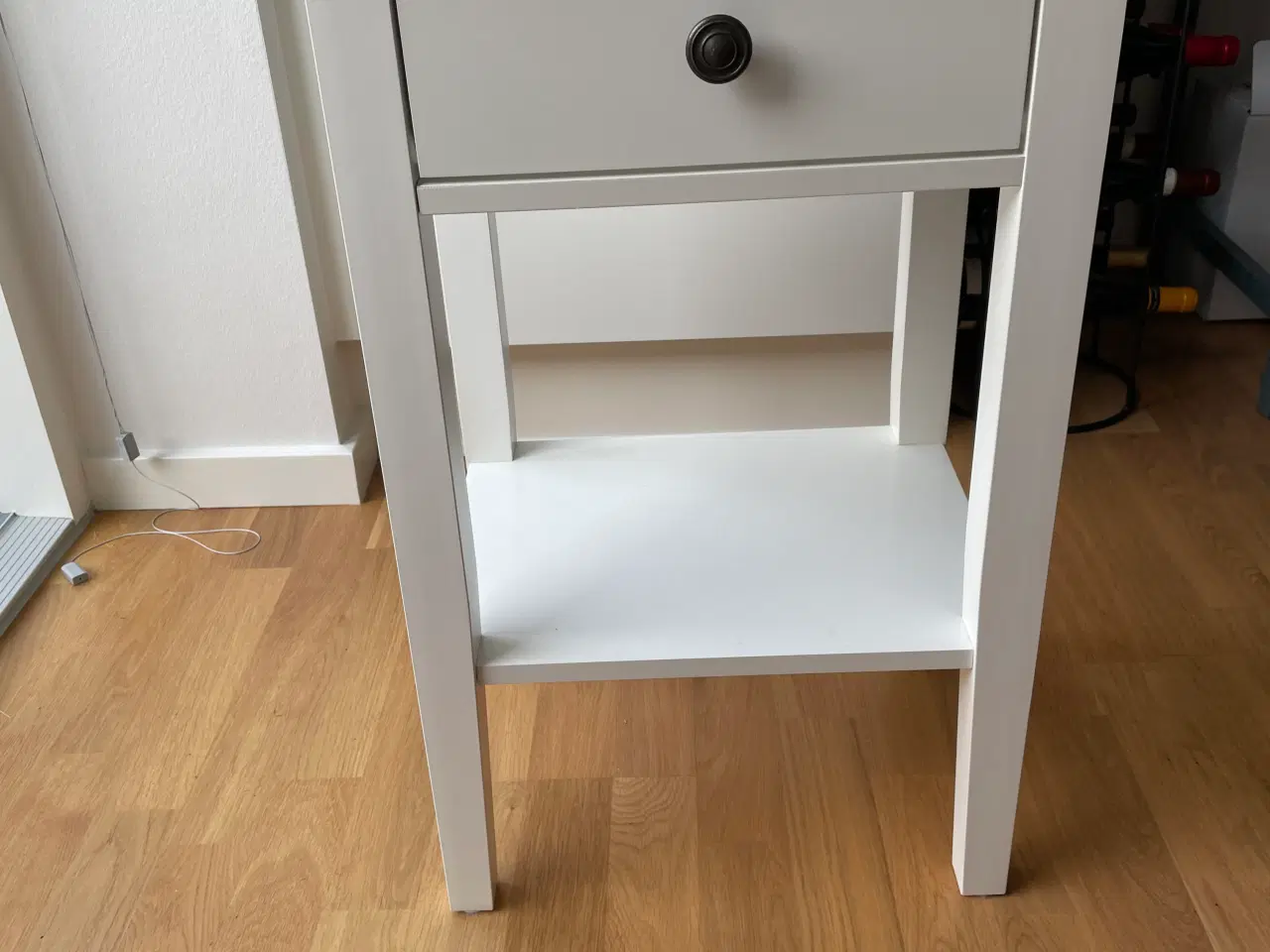 Billede 1 - Sengebord - hvidt m/skuffe og hylde