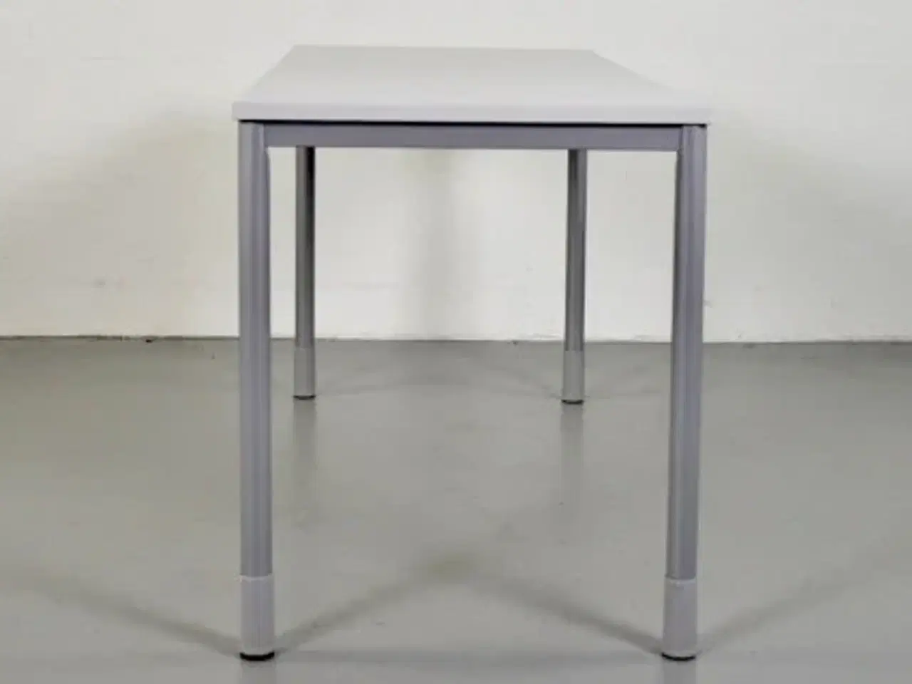 Billede 7 - Kinnarps skrivebord med hvid plade på grå ben