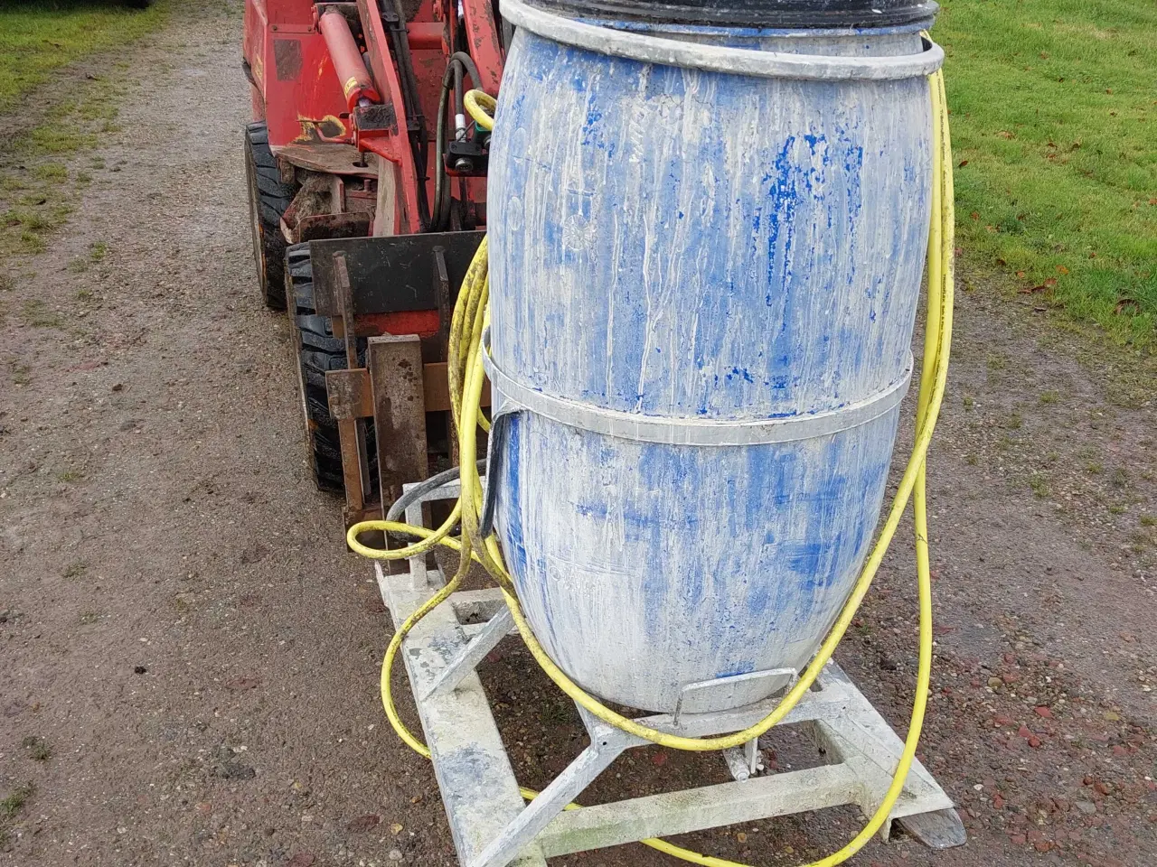 Billede 1 - Kalkudlægger/ desinficeringsanlæg