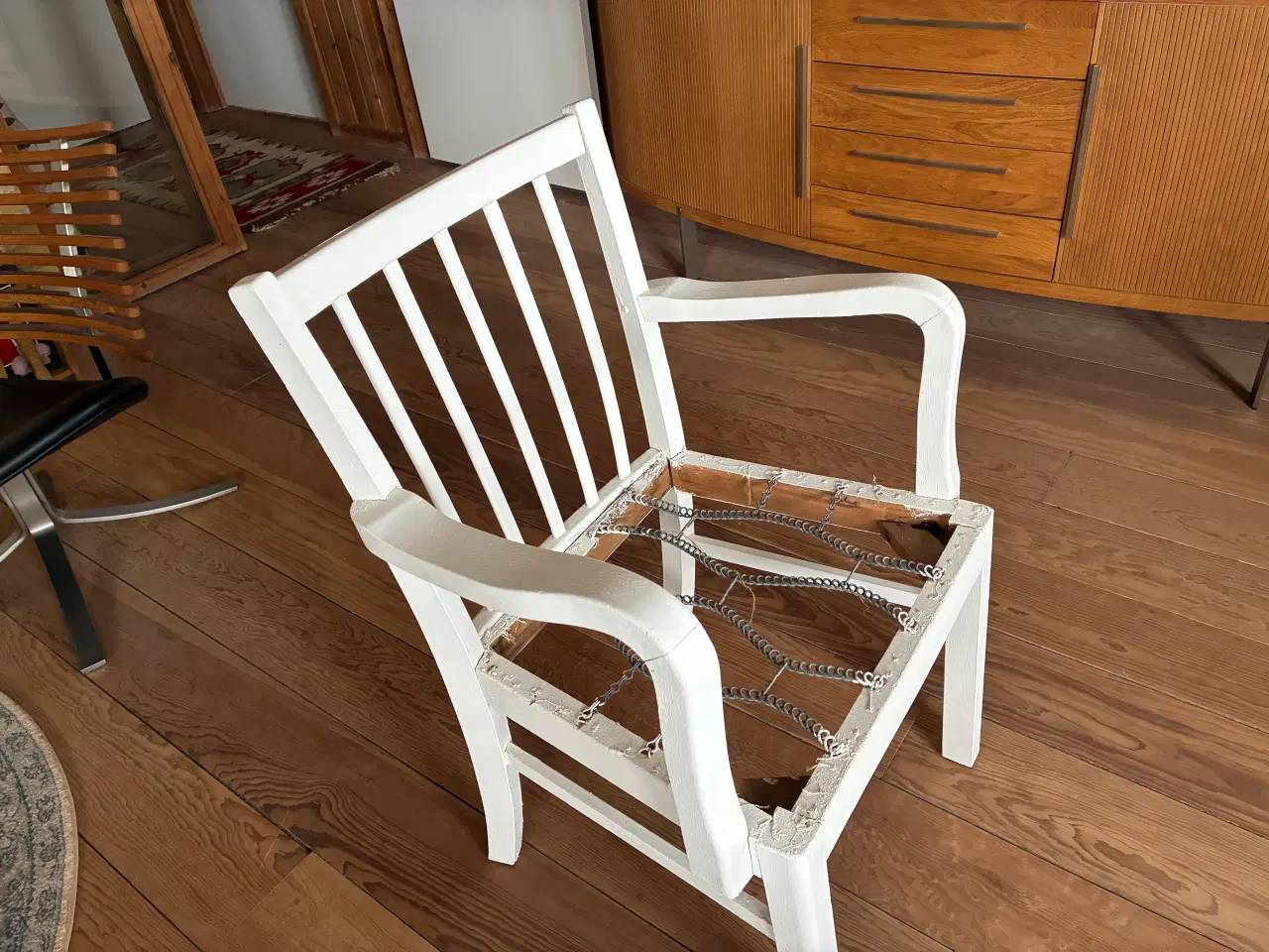 Billede 1 - Gammel arm-stol - hvidmalet