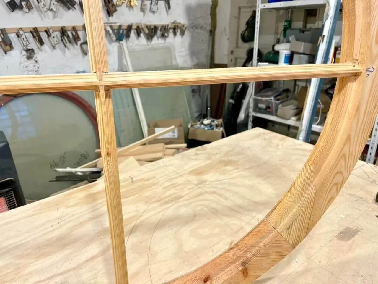 Billede 2 - Større, rundt vindue m. fire rudefelter (nylavet)