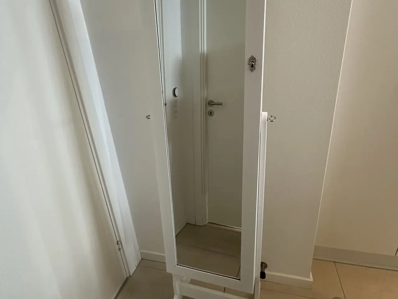 Billede 2 - Spejl med smykkeskab