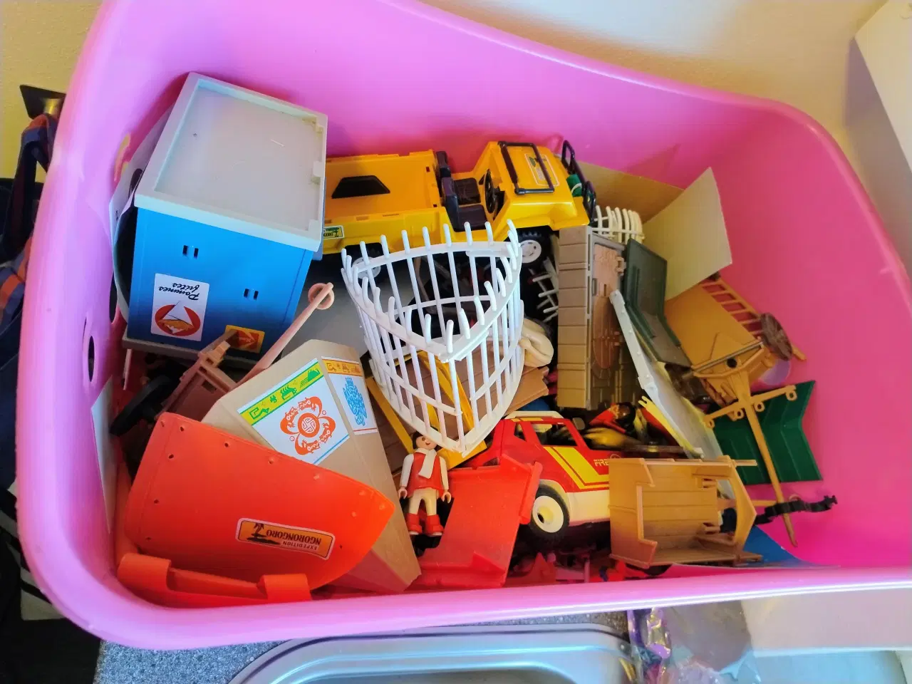 Billede 1 - 1 kasse blandet Playmobil. Kasse i pink eller blå 