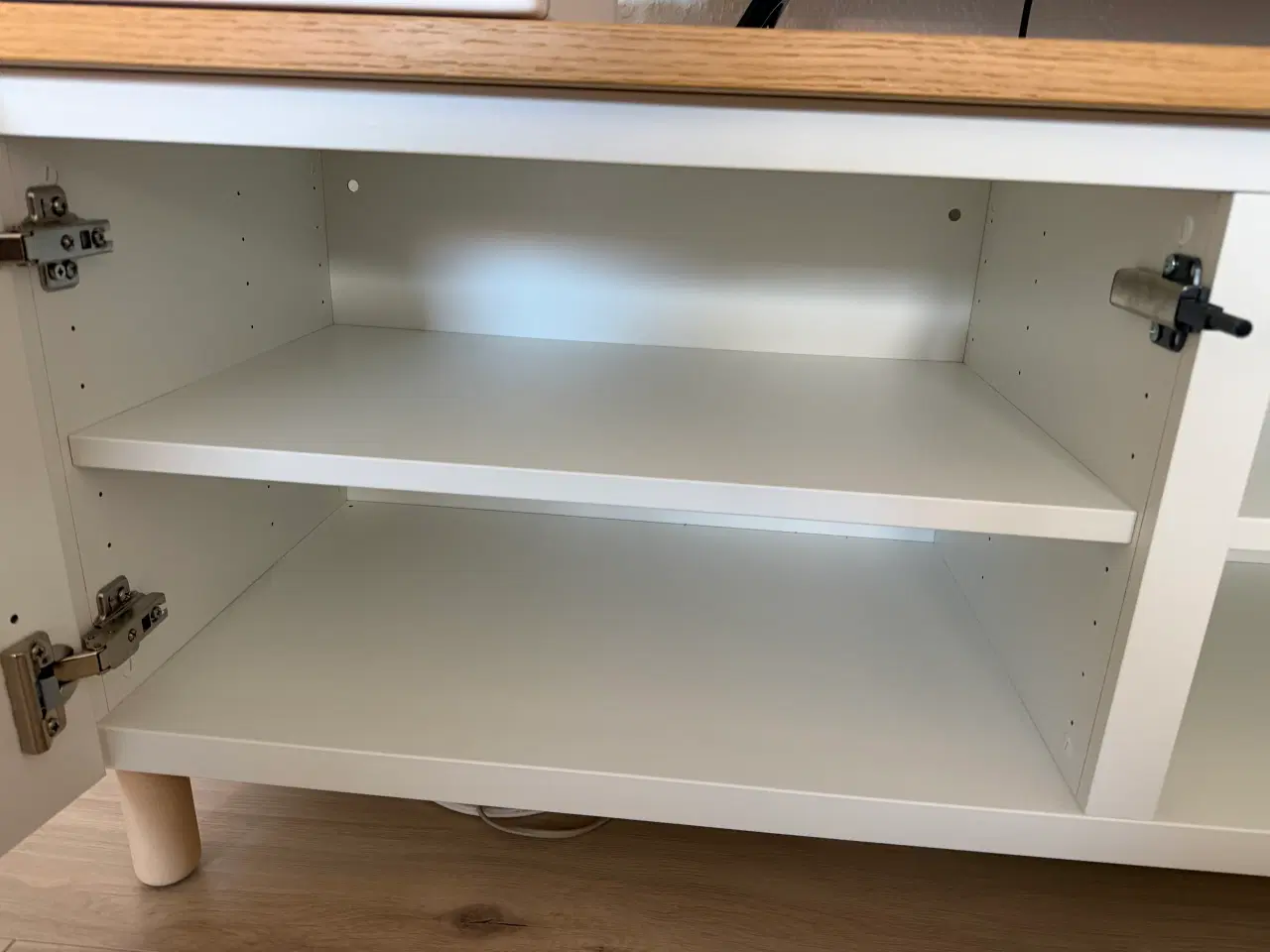 Billede 5 - IKEA TV-bord med hvidt kabinet og trætop