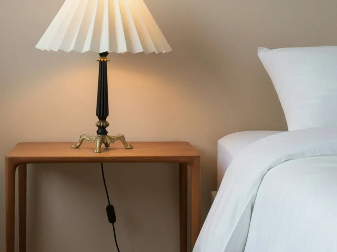 Billede 2 - Sort bordlampe m. guld treben, ca. 1940–60