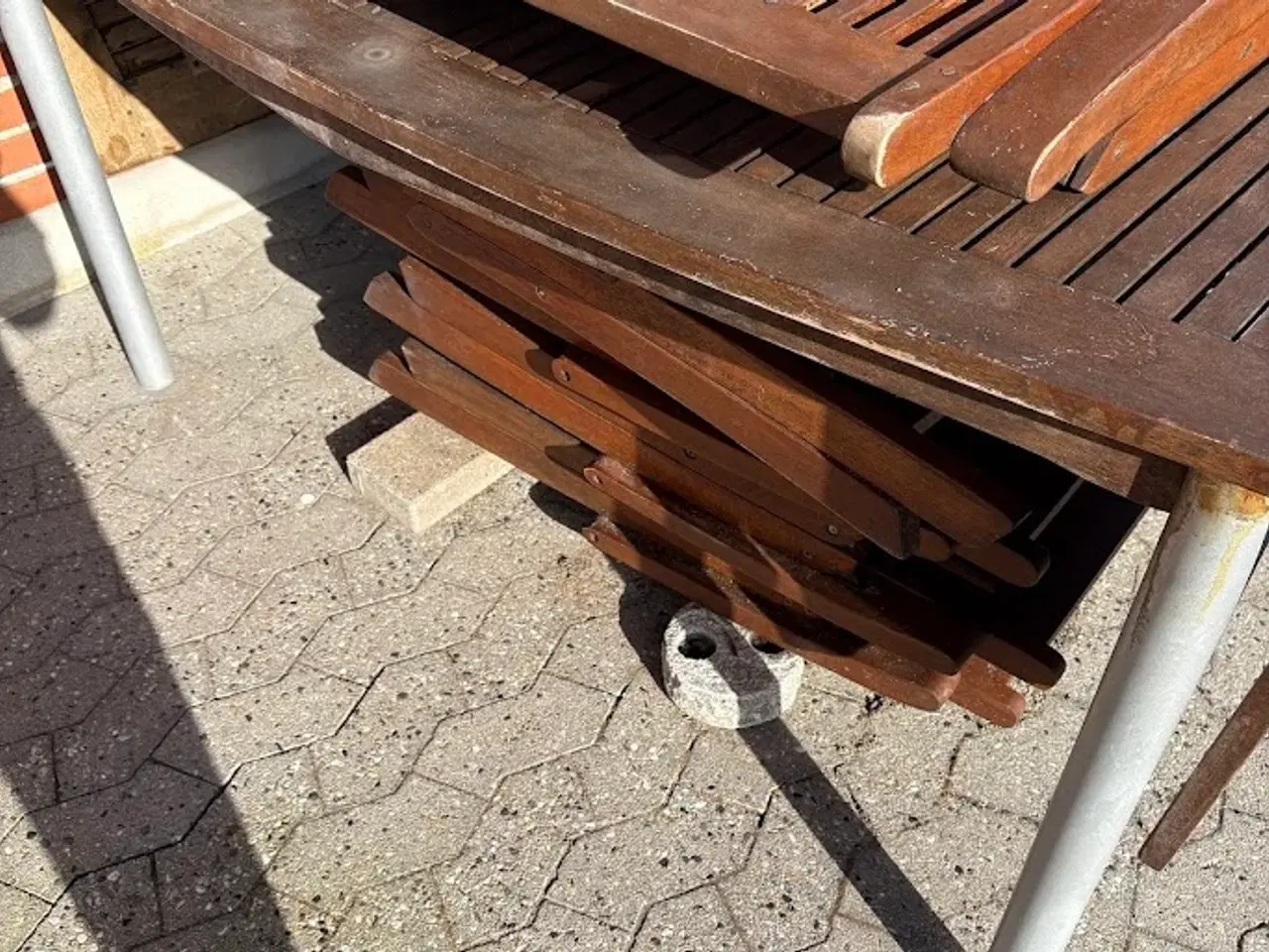 Billede 2 - Stort havebord med 6 stole og 2 ud klapper