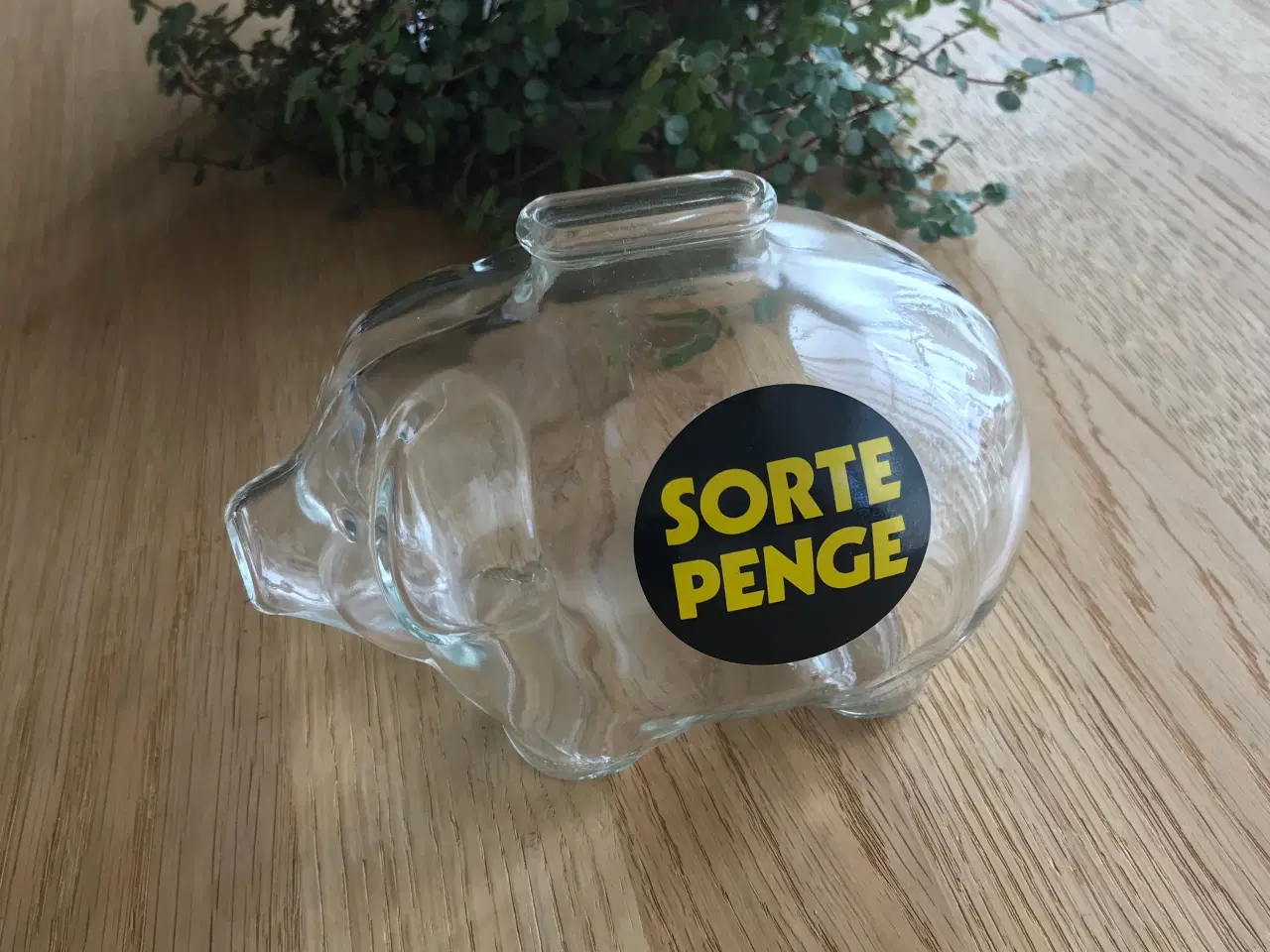 Billede 1 - Sparegris i klar glas og med teksten: "Sorte Penge