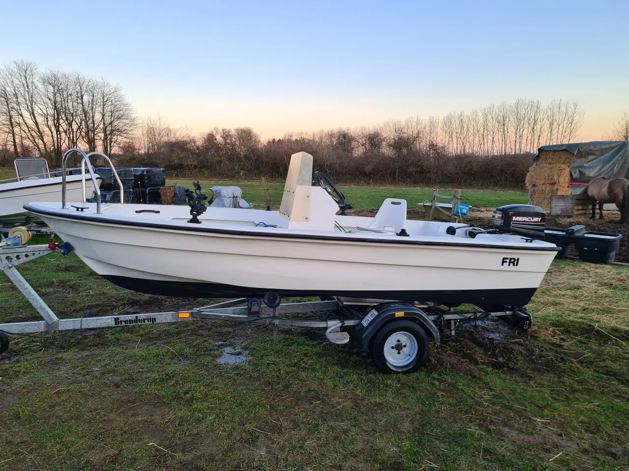 Billede 4 - Styrepultbåd med Nysynet trailer og 25HK Mercury 