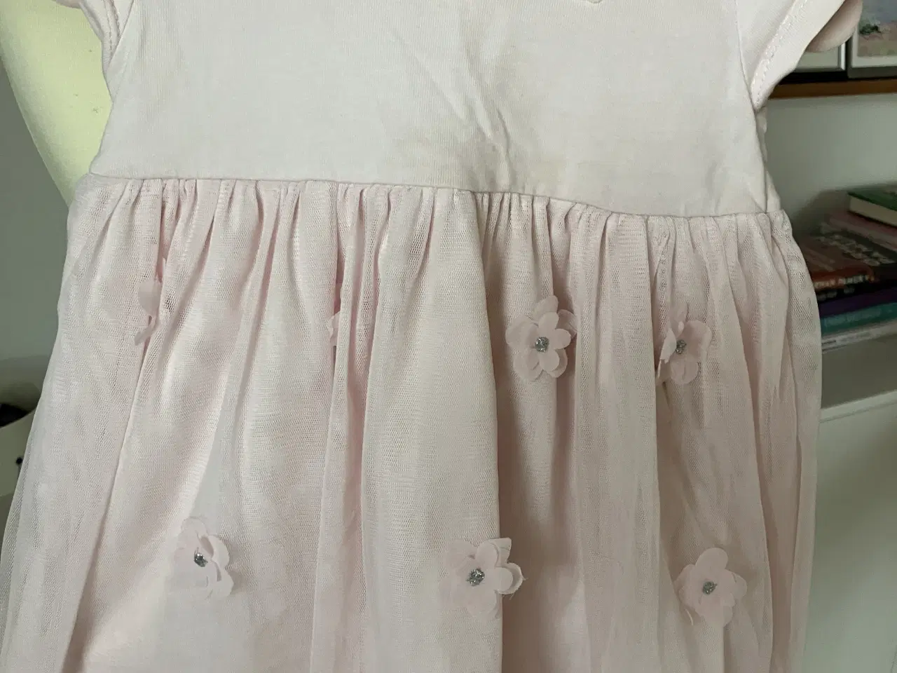 Billede 1 - Lyserød tyl kjole med 🌸 og foer, str. 9-12 mdr.