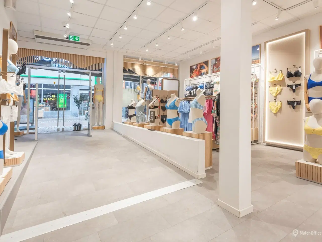 Billede 4 - Super velplaceret butikslejemål med god udstillingsplads i de store facadevinduer