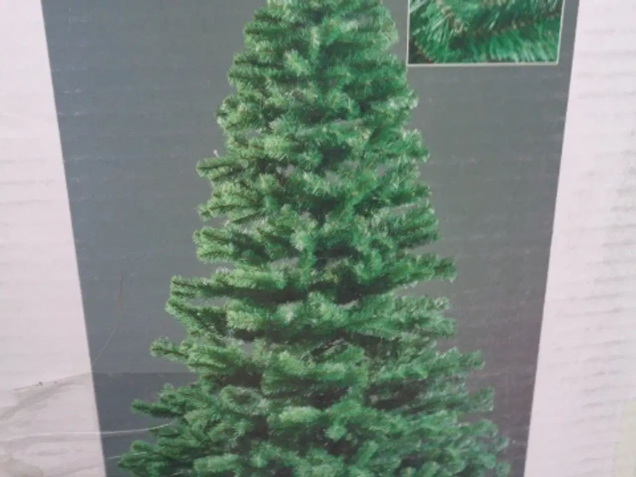 Billede 2 - Juletræ, plast