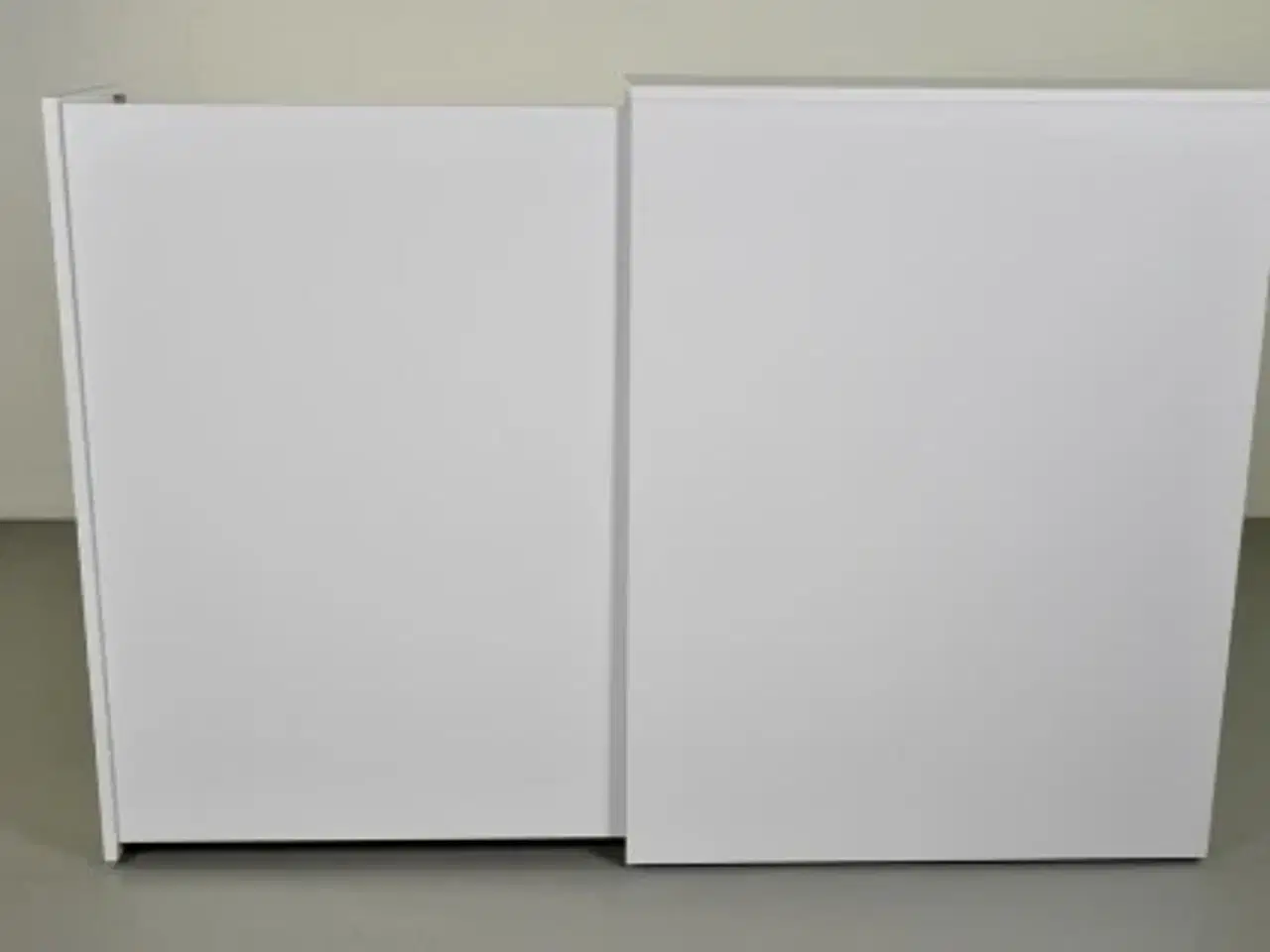 Billede 3 - Udtræksskab i hvid laminat med lås, venstrevendt