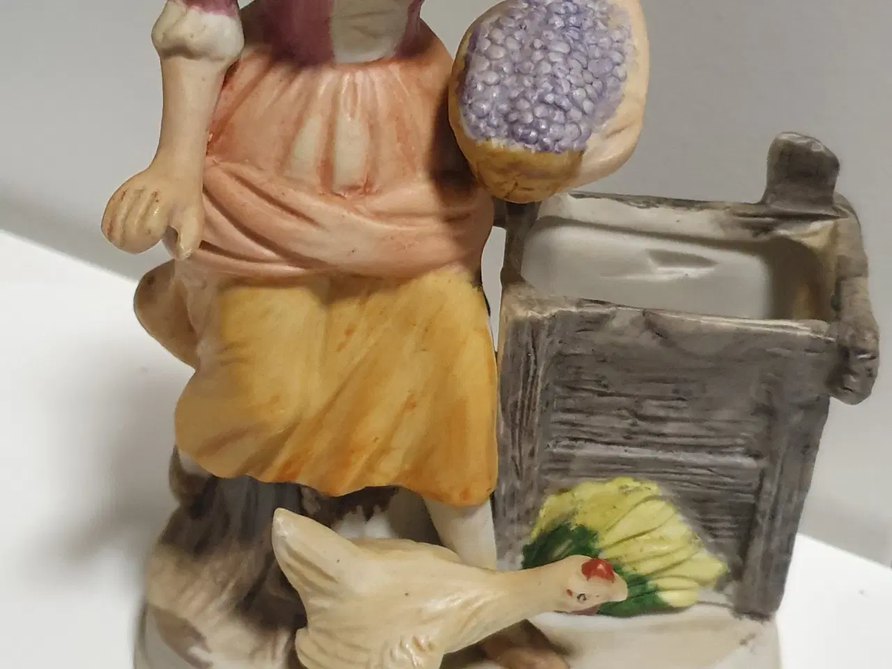 Billede 2 - Porcelænsfigur - Kvinde med druer i hånden