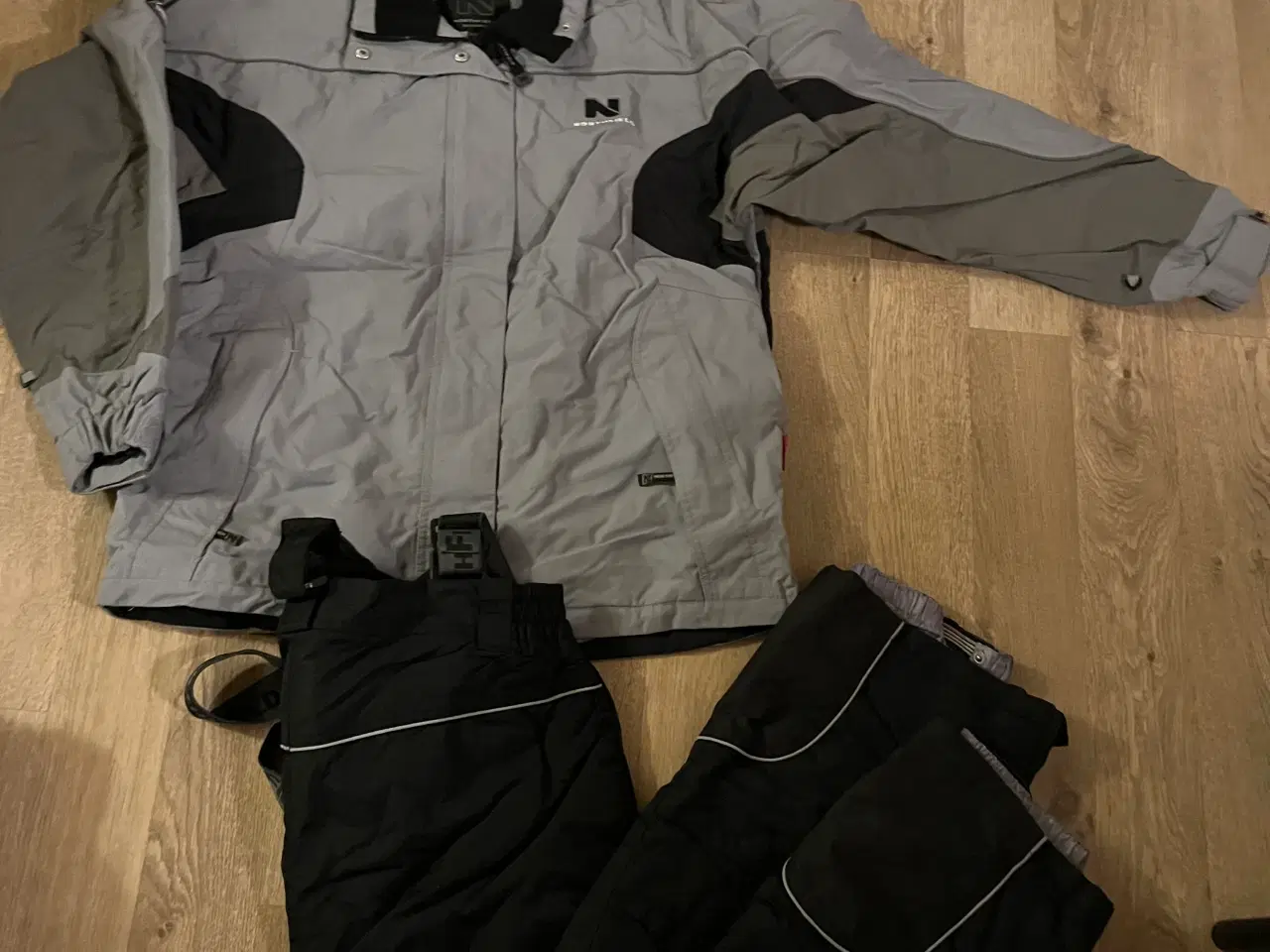 Billede 5 - Skidragter herre og dame med tilbehør