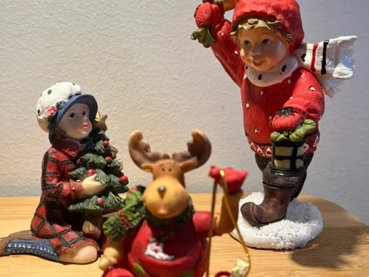 Billede 8 - Samling julefigurer med nisser, bamser og rensdyr
