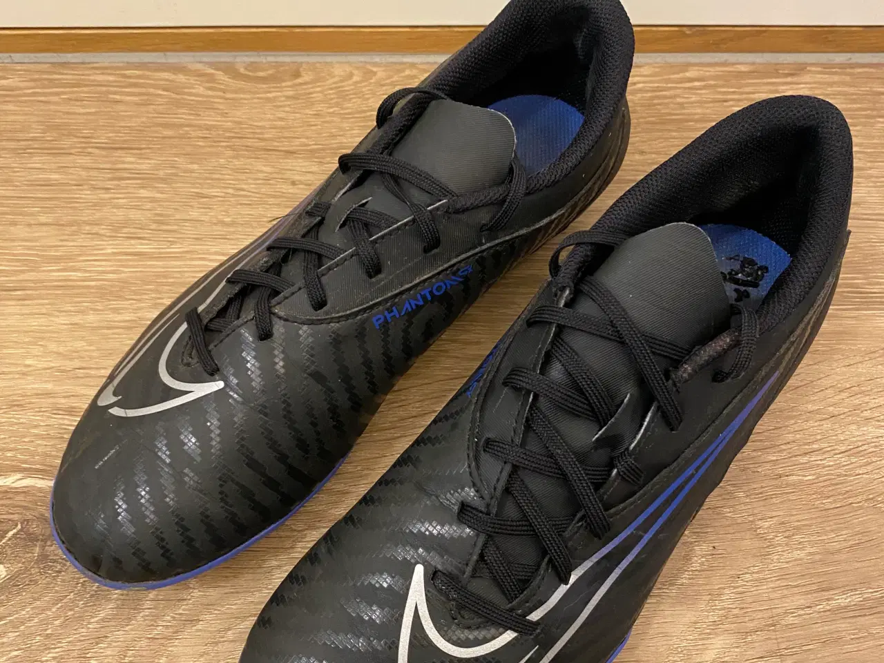 Billede 2 - Fodboldstøvler m. benskinner. Mærke Nike