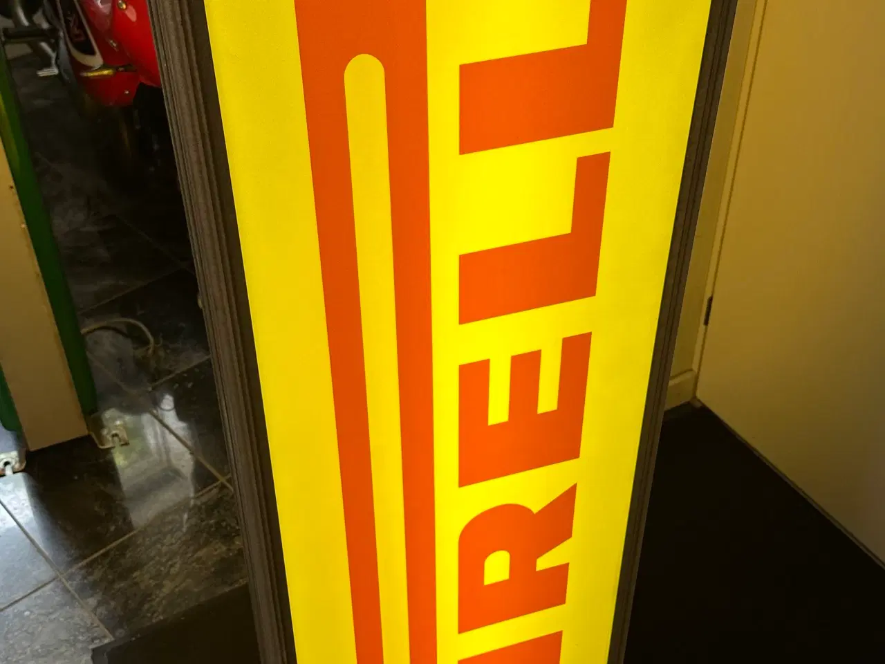 Billede 5 - Pirelli lysskilt