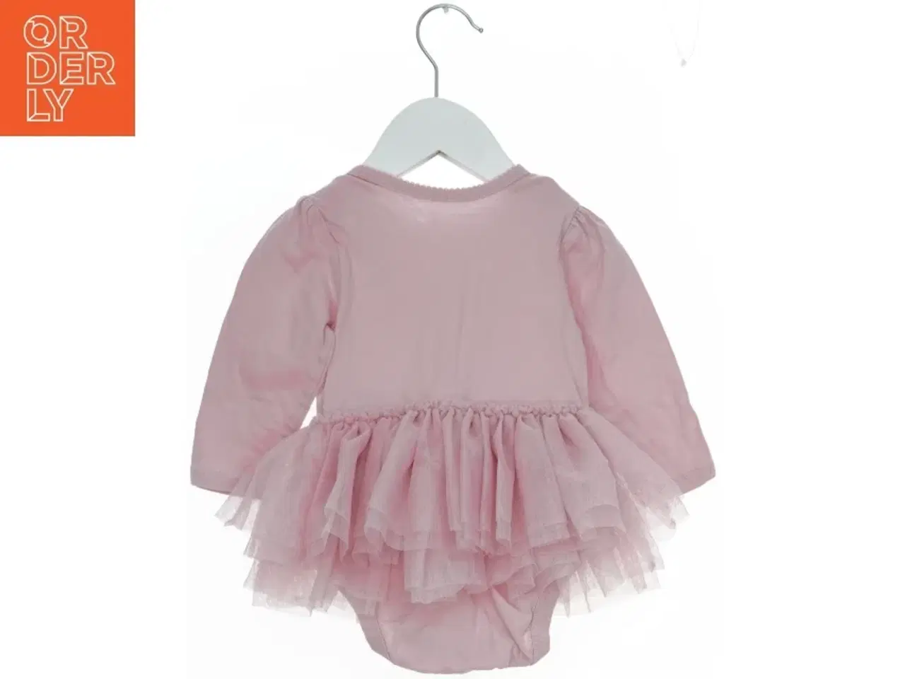 Billede 2 - Lyserød bodystocking med tyl og tekst fra The Childrens Place (str. 74)