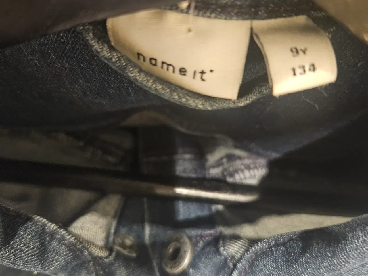 Billede 2 - Cool denimjakke i slidt look 134 cl.