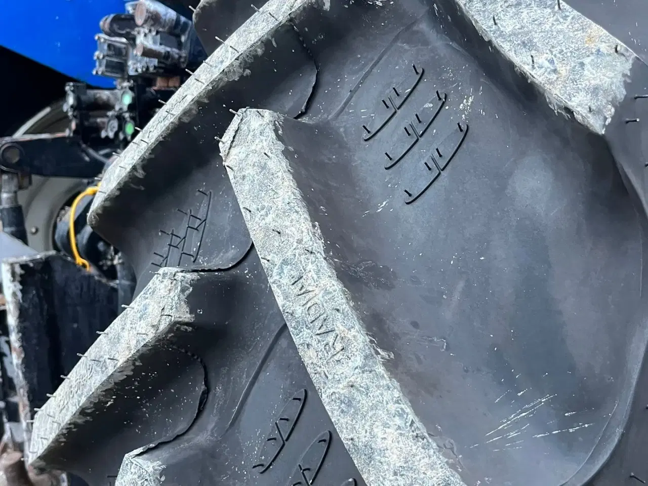 Billede 10 - New Holland T7.230 Autocommand med frontlift og nye bagdæk er lige monteret på den.