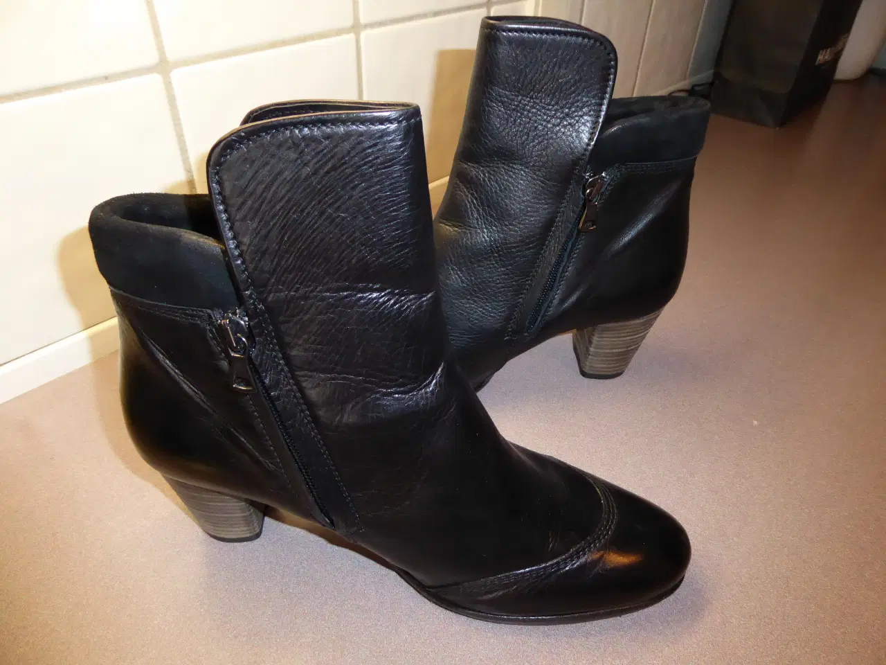 Billede 3 - ECCO sorte flotte læder ankelstøvler