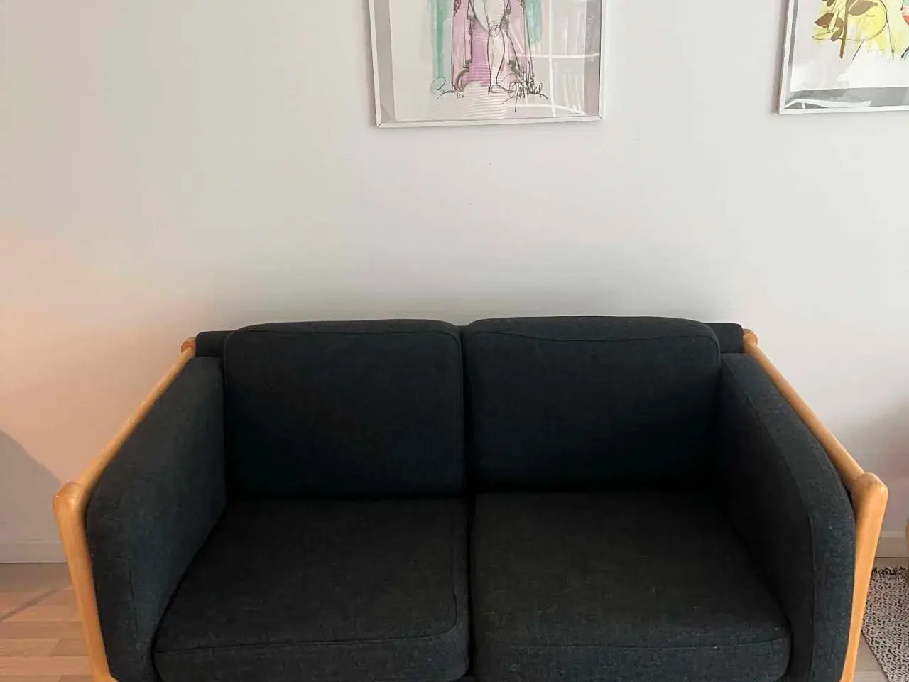 Billede 1 - Kompakt sort 2-personers sofa med træramme – pæ