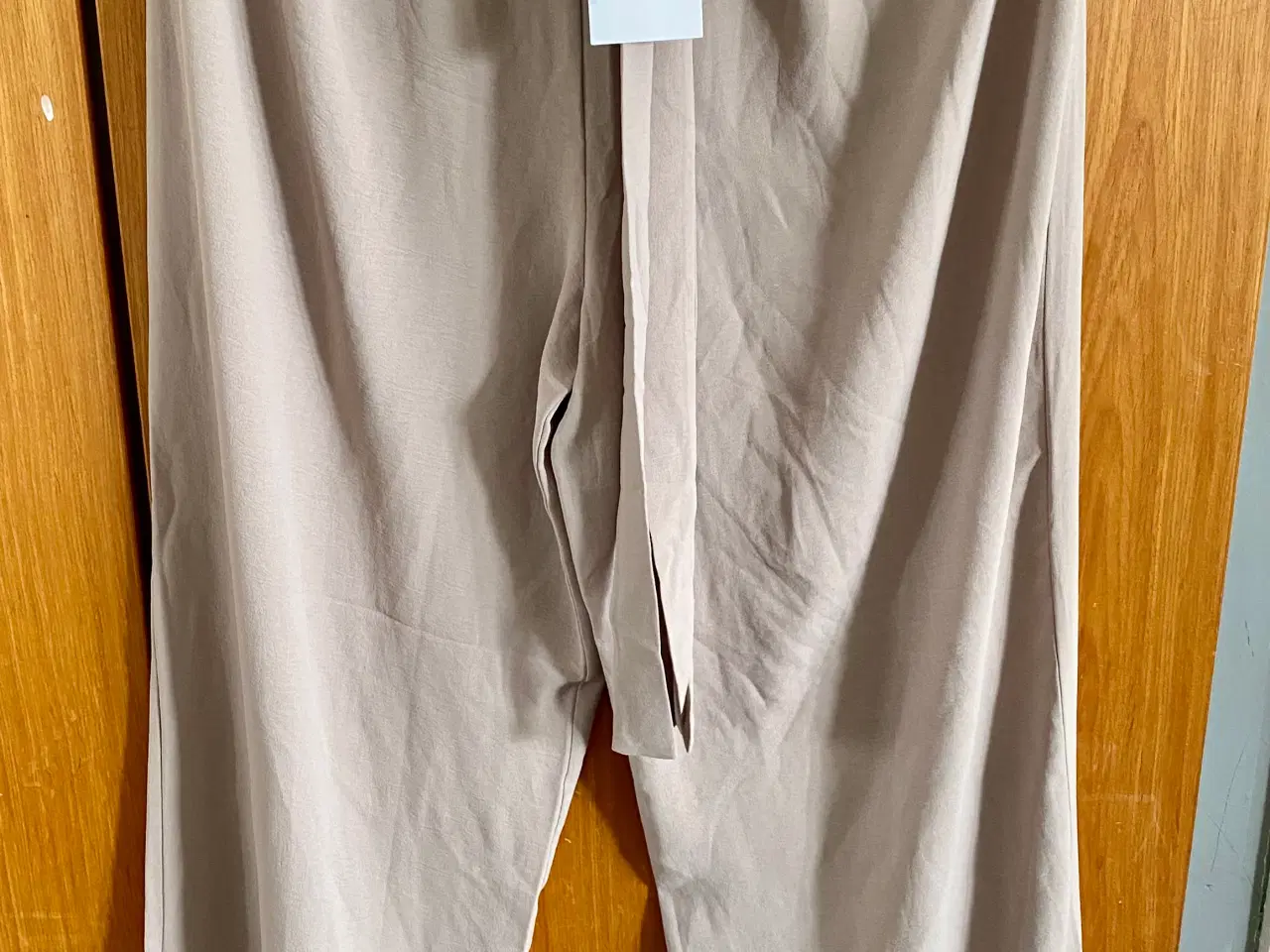 Billede 1 - Ny beigefarvet bukser fra Zara i str. L