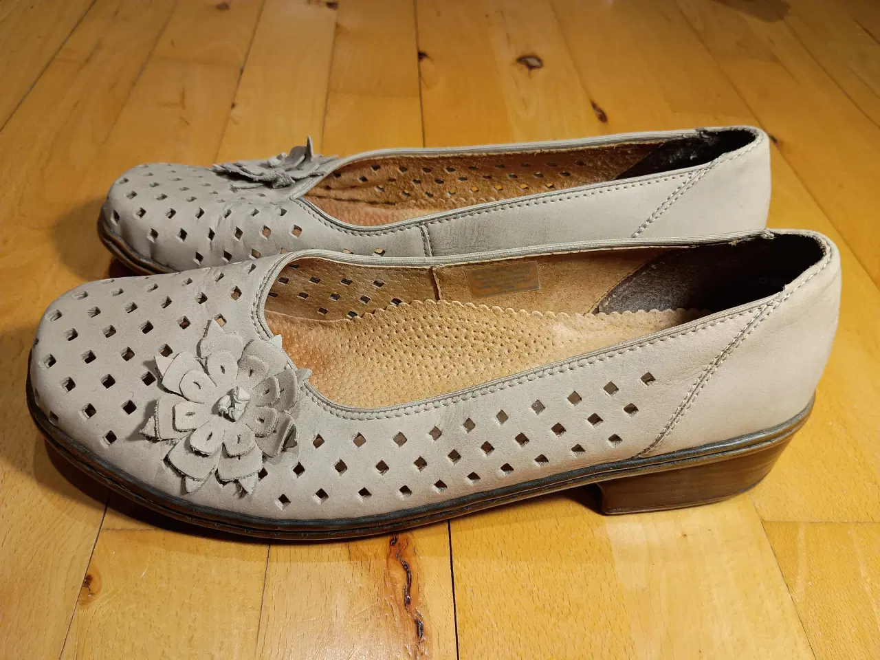 Billede 6 - Fornuftige "nede på jorden" sko i romantisk stil