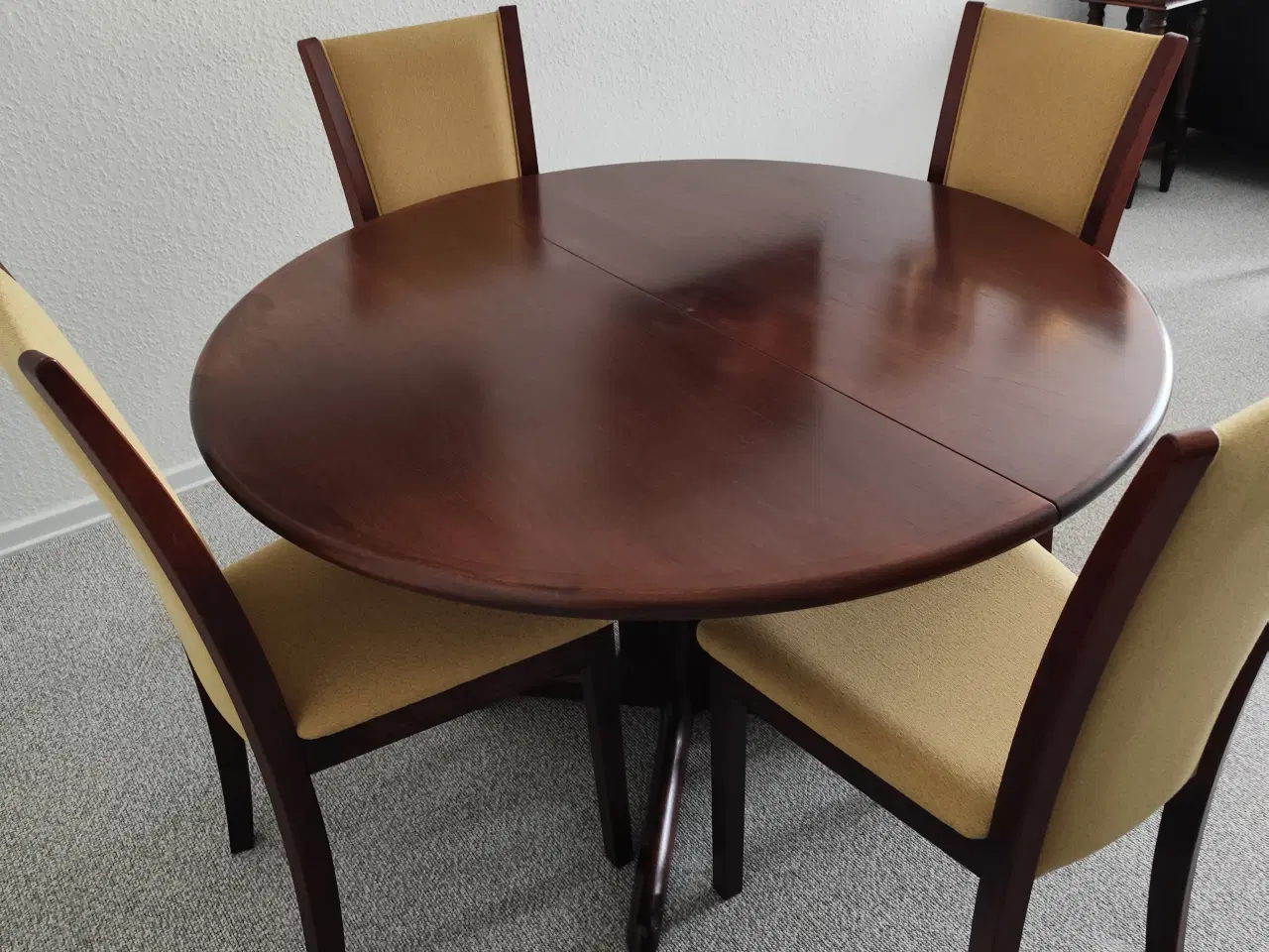 Billede 1 - Mahognibord m. 4 stole.