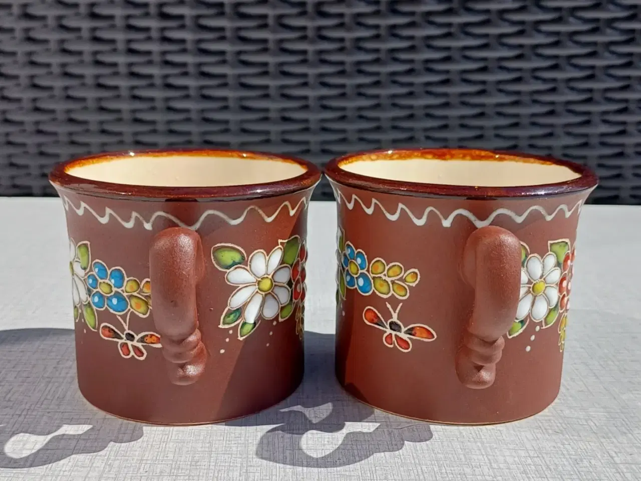 Billede 3 - To håndmalede kopper i keramik. Blomstermotiv.