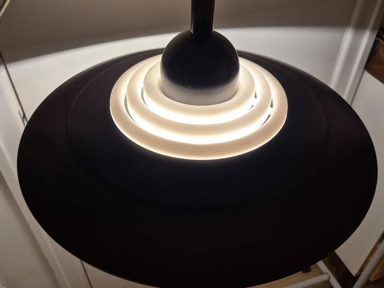 Billede 3 - Ufo-inspireret loftslampe med hejsefunktion 