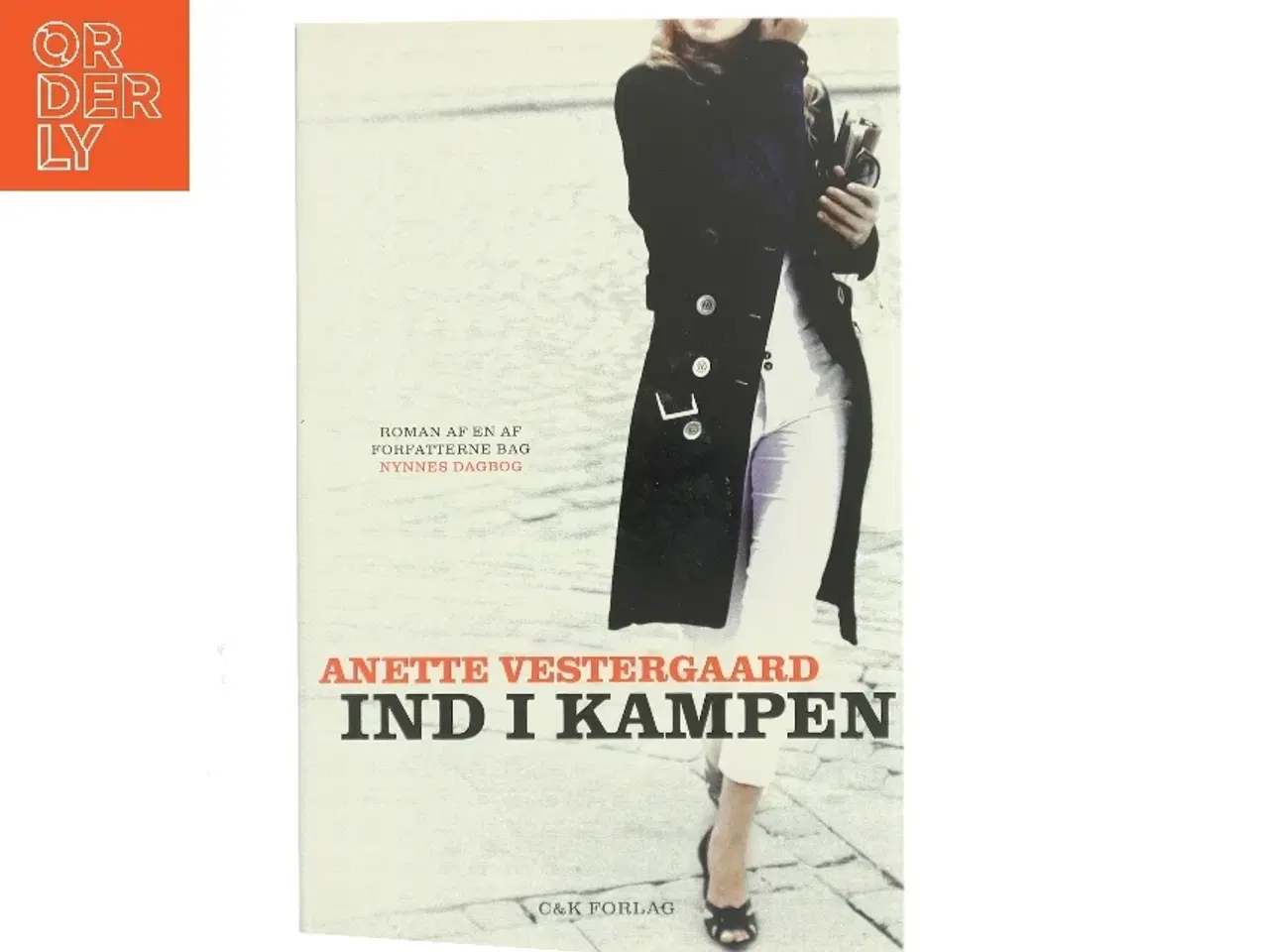 Billede 1 - Ind i kampen : roman af Anette Vestergaard (Bog)