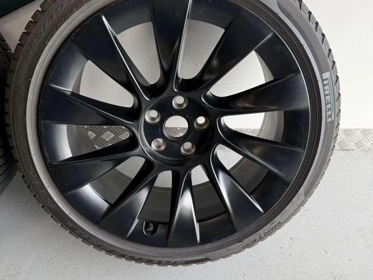 Billede 3 - 20” induction alufælge med Pirelli vinterdæk