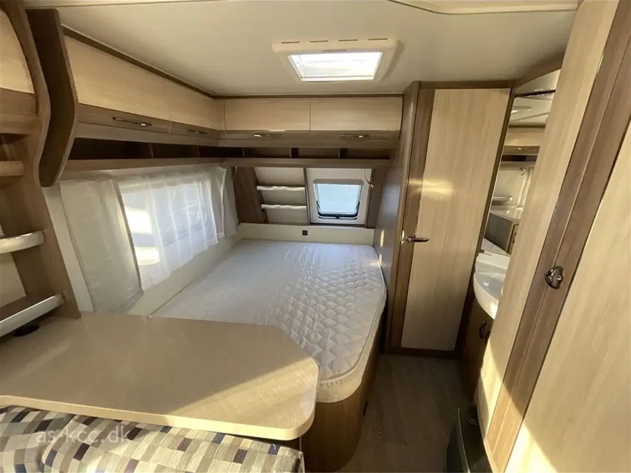 Billede 12 - 2017 - Hobby De Luxe 560 KMFe   Hobby De Luxe 560 KMFE årg. 2017 incl. 6 sovepladser, 6 siddepladser, Nyt Isabella Commodore Dawn 2024, mover, Eclipse12v tv, Sun Blue med stænger