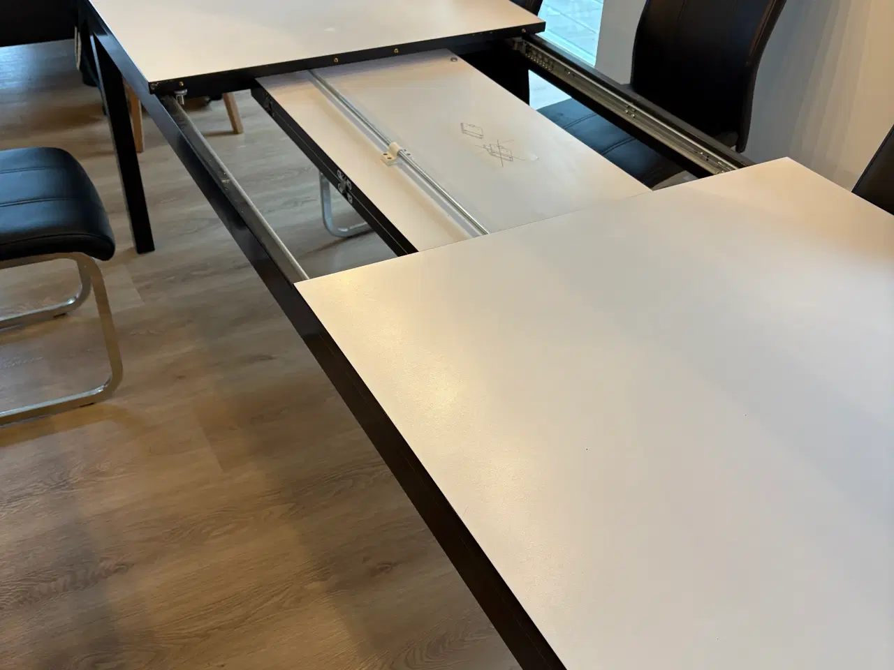 Billede 2 - Hvid laminat overflade med butterfly udtræk