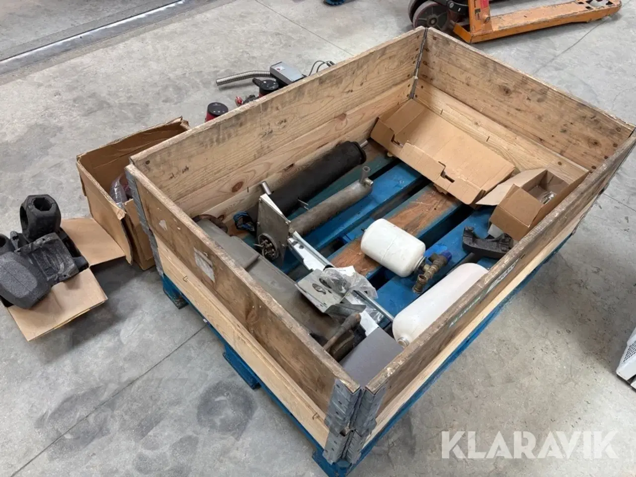 Billede 6 - Blandet kasse med pumper og isolering dertil. Grundfos 9 styk