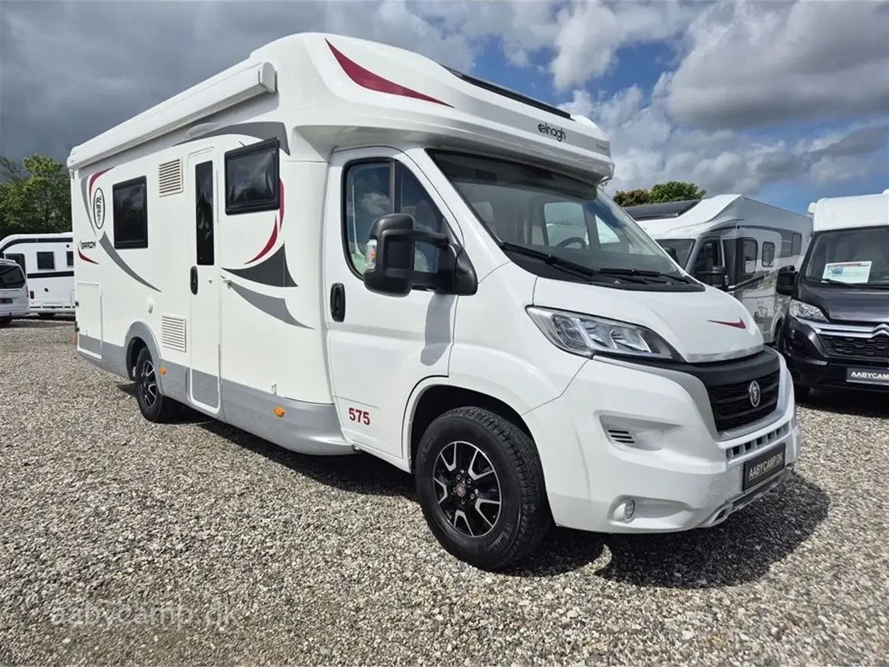 Billede 1 - 2022 - Elnagh Baron 575 Markise. solcelle. lithium batteri. inverter. cykelstativ. undervognsbehandlet. LPG fyldegas. Fuld service. 5 selepladser. Kun 41,000 km.