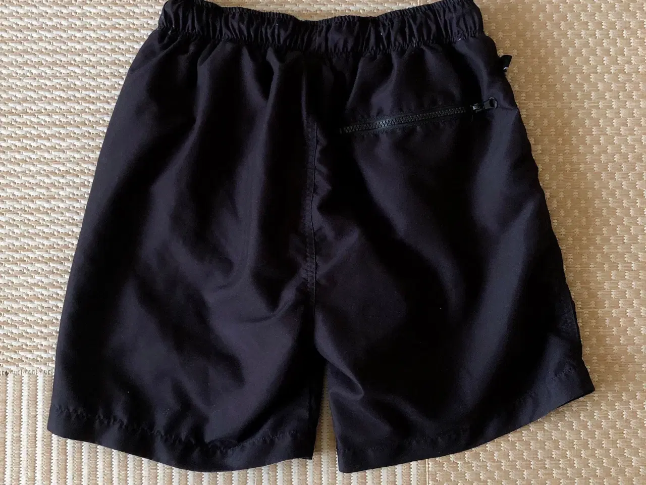 Billede 2 - Panuu sorte shorts med snøre i livet. Str S