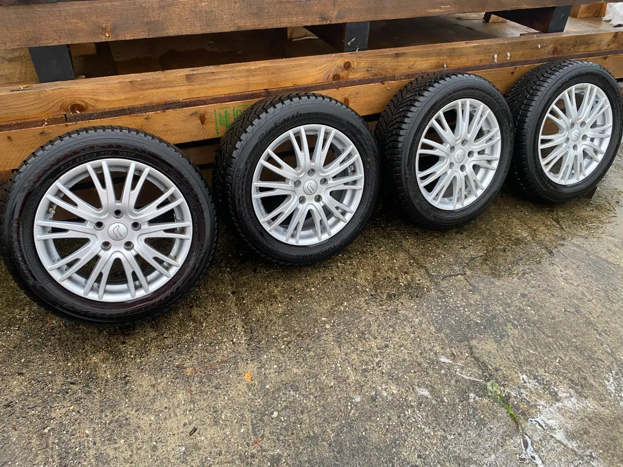 Billede 1 - Fine vinterdæk med alufælge.