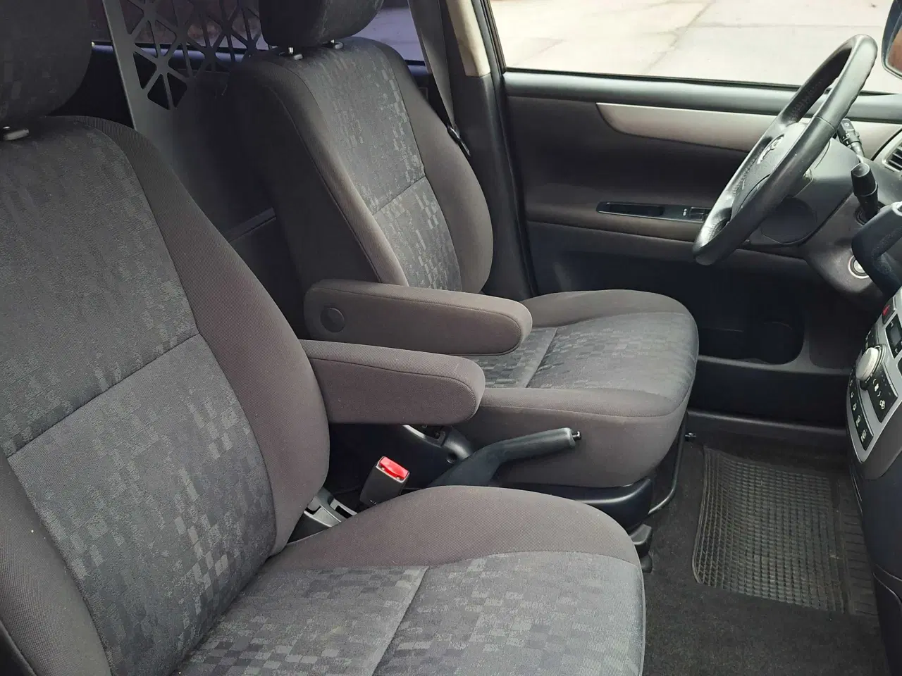 Billede 8 - Toyota Sportsvan - Nysynet, nedvejet og lav km.