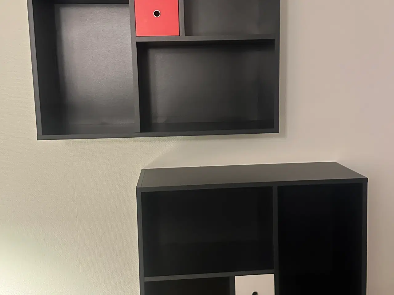 Billede 1 - 2 stk. Reoler i sort med hylder og vendbar skuffer