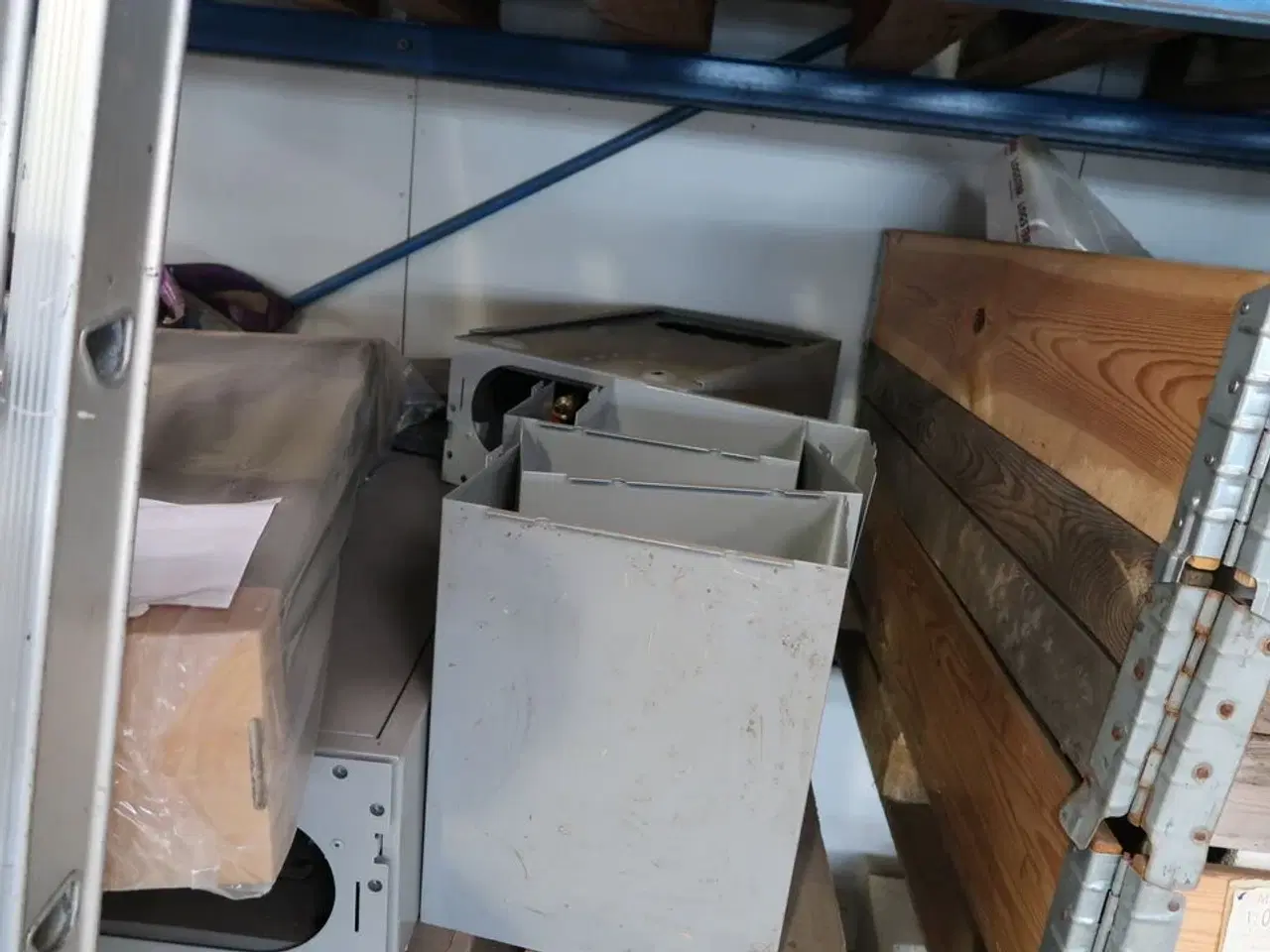 Billede 1 - Palle med metalkasser