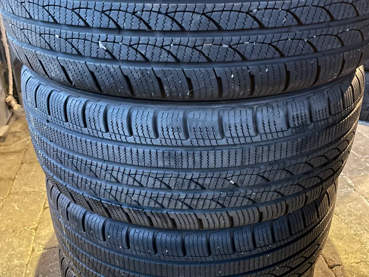 Billede 3 - 17 Toyota Avensis 215/45r17 Ref.750 vinter