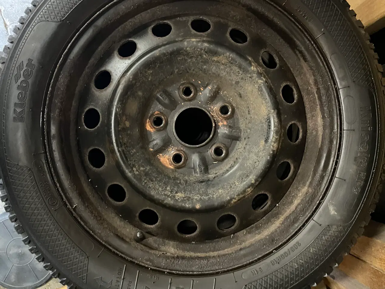 Billede 4 - 4 Vinterdæk fra Toyota Auris. 2 stålfælge defekt