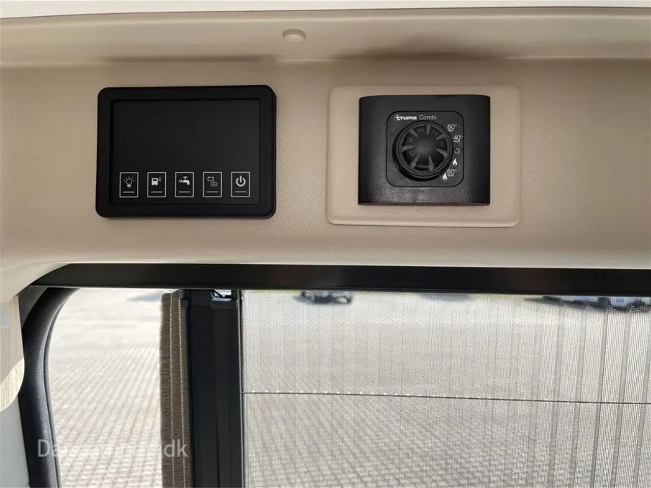 Billede 19 - 2024 - Chausson First Line V594 MAX   Nedsat med kr. 63.000,- Super spændende, kort van med to dobbeltsenge på tværs i køjesystem. 2,2, L motor , 140 HK, solcelle og markise m.m.