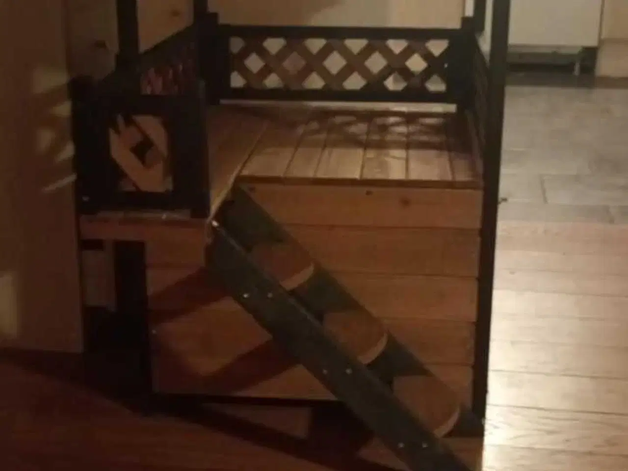 Billede 2 - Kattehus i træ sælges