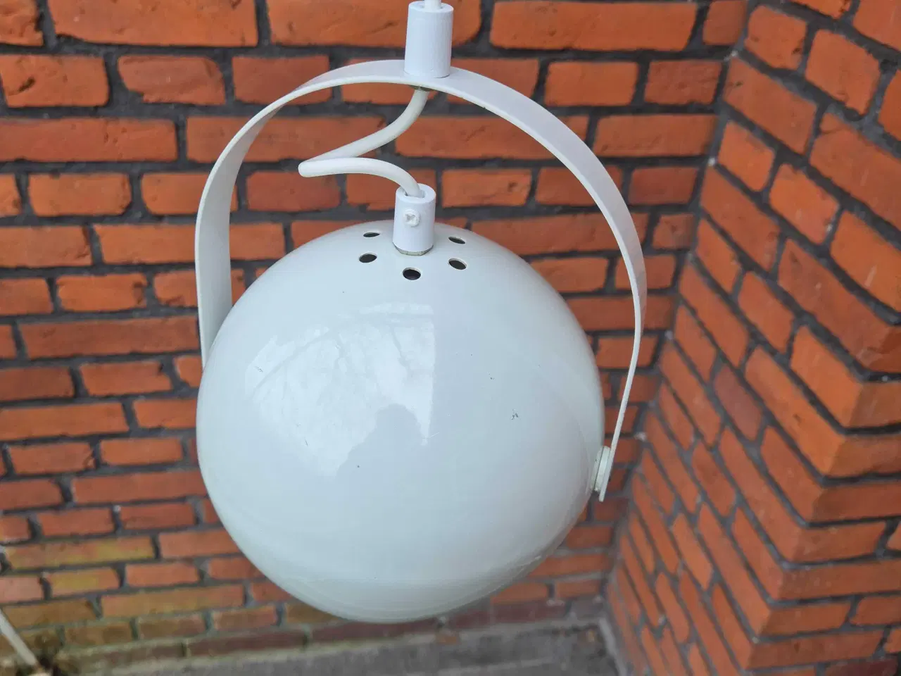 Billede 2 - Hvid kuglelampe med smart vippefunktion 