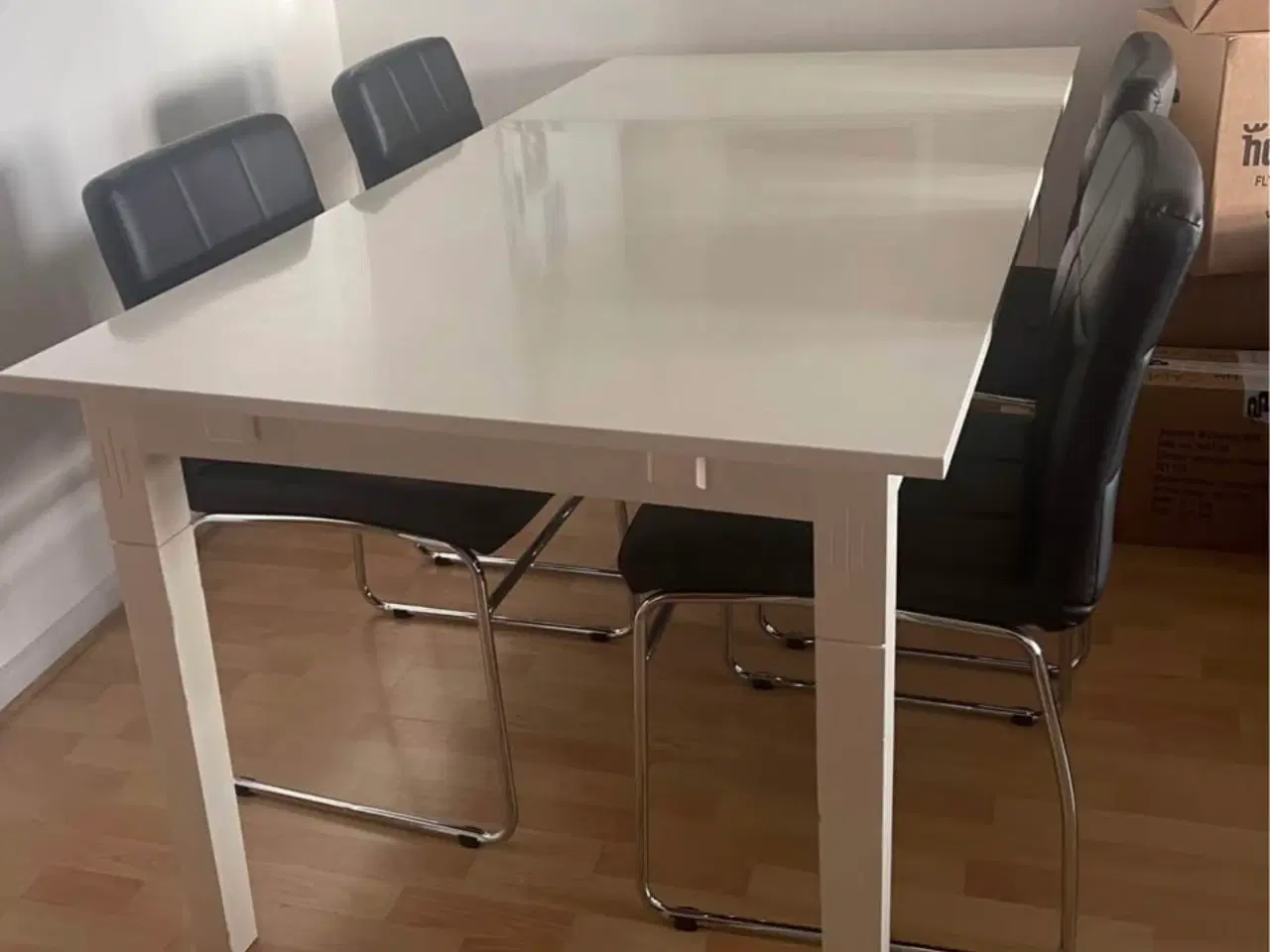 Billede 3 - Spisebord og 4 stole 